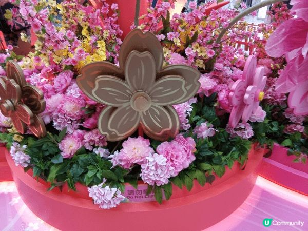 新城市廣場以四時之花為靈感打造【花開結緣・風生水起】，商場1...