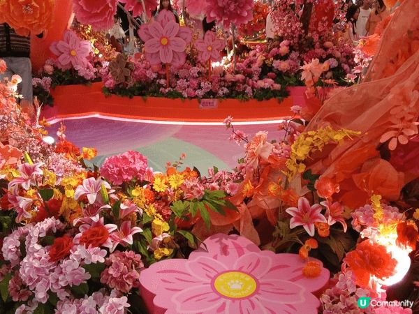 新城市廣場以四時之花為靈感打造【花開結緣・風生水起】，商場1...