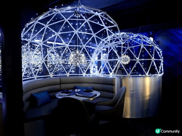 Staro  以神秘藍星空為裝修主軸，甫踏進店內猶如置身浩瀚...