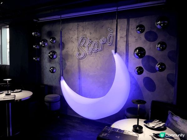 Staro  以神秘藍星空為裝修主軸，甫踏進店內猶如置身浩瀚...