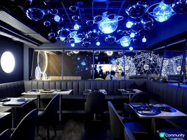 Staro  以神秘藍星空為裝修主軸，甫踏進店內猶如置身浩瀚...
