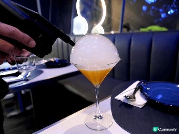 Staro  以神秘藍星空為裝修主軸，甫踏進店內猶如置身浩瀚...