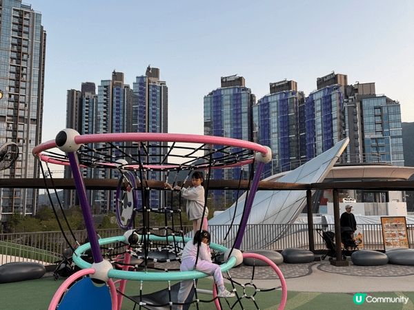 香港有許多新建的親子公園，非常適合帶小朋友放電玩樂。最近我帶...