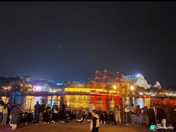 這是和家人一起到了珠海長隆的海洋王國等待放煙花時所拍攝的夜景...