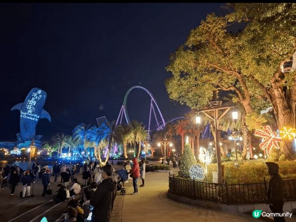 這是和家人一起到了珠海長隆的海洋王國等待放煙花時所拍攝的夜景...