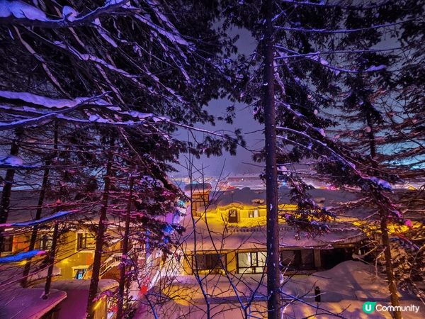 這些中國雪鄉冬季夜景打卡靚相，完美捕捉厚雪覆蓋的蘑菇木屋、紅...