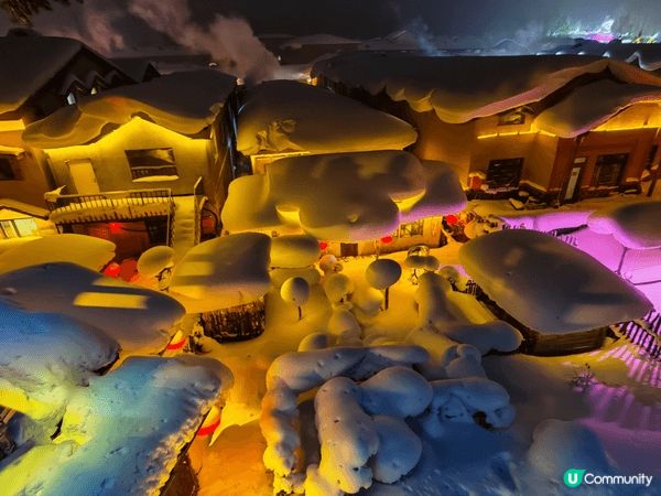 這些中國雪鄉冬季夜景打卡靚相，完美捕捉厚雪覆蓋的蘑菇木屋、紅...