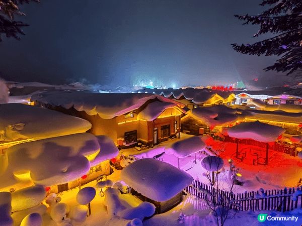 這些中國雪鄉冬季夜景打卡靚相，完美捕捉厚雪覆蓋的蘑菇木屋、紅...