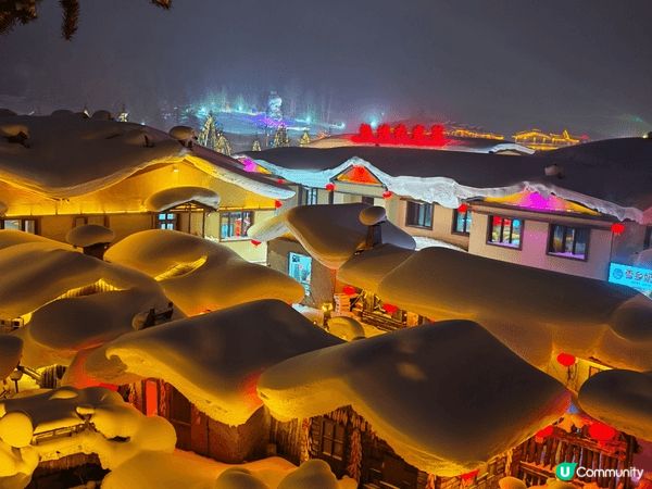 這些中國雪鄉冬季夜景打卡靚相，完美捕捉厚雪覆蓋的蘑菇木屋、紅...