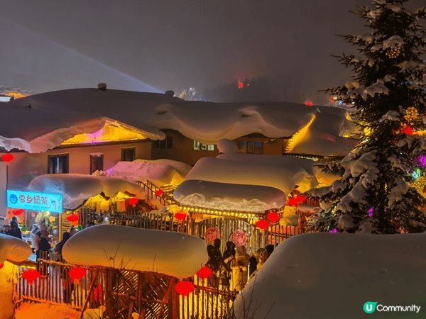這些中國雪鄉冬季夜景打卡靚相，完美捕捉厚雪覆蓋的蘑菇木屋、紅...