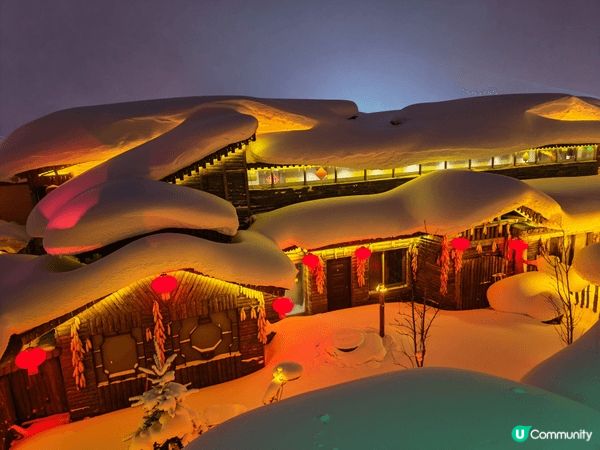 這些中國雪鄉冬季夜景打卡靚相，完美捕捉厚雪覆蓋的蘑菇木屋、紅...