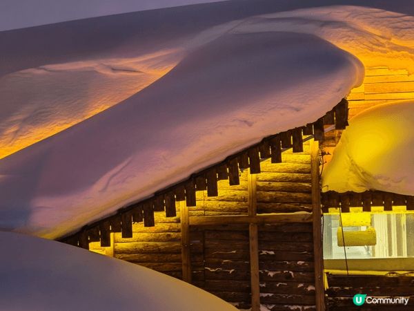 這些中國雪鄉冬季夜景打卡靚相，完美捕捉厚雪覆蓋的蘑菇木屋、紅...