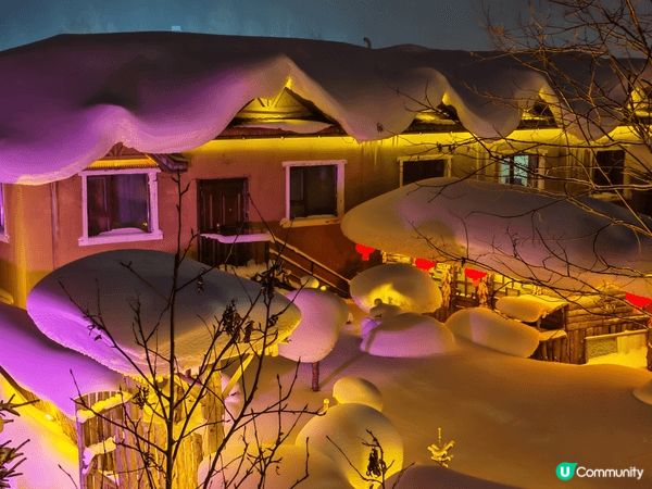 這些中國雪鄉冬季夜景打卡靚相，完美捕捉厚雪覆蓋的蘑菇木屋、紅...