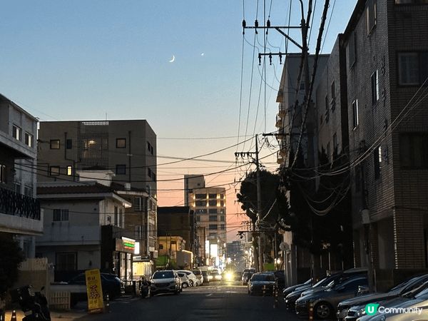 有一張是在濟洲街頭隨意拍下的黃昏街景，推介的原因是濟洲的天和...