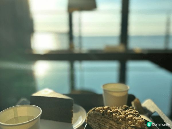 有一張是在濟洲街頭隨意拍下的黃昏街景，推介的原因是濟洲的天和...