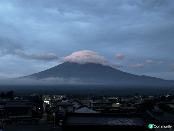 有一張是在濟洲街頭隨意拍下的黃昏街景，推介的原因是濟洲的天和...