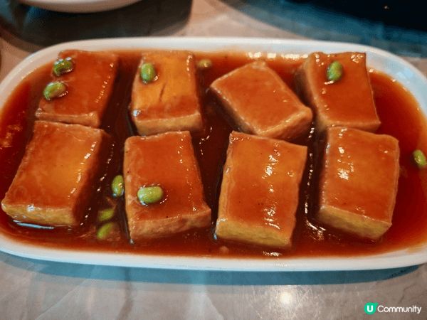 位於朗豪坊嘅霸王烤鴨小館， 烤鴨的確有水準，最特別佢啲配菜有...