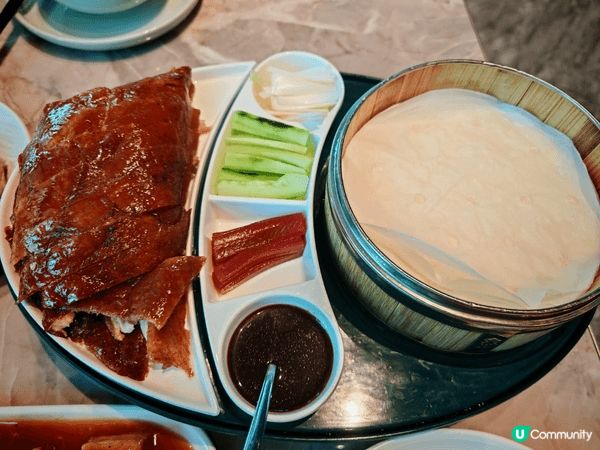 位於朗豪坊嘅霸王烤鴨小館， 烤鴨的確有水準，最特別佢啲配菜有...