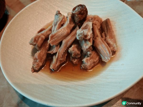 位於朗豪坊嘅霸王烤鴨小館， 烤鴨的確有水準，最特別佢啲配菜有...