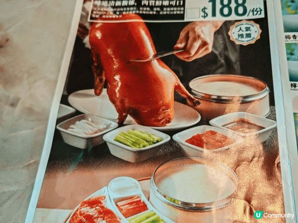 位於朗豪坊嘅霸王烤鴨小館， 烤鴨的確有水準，最特別佢啲配菜有...