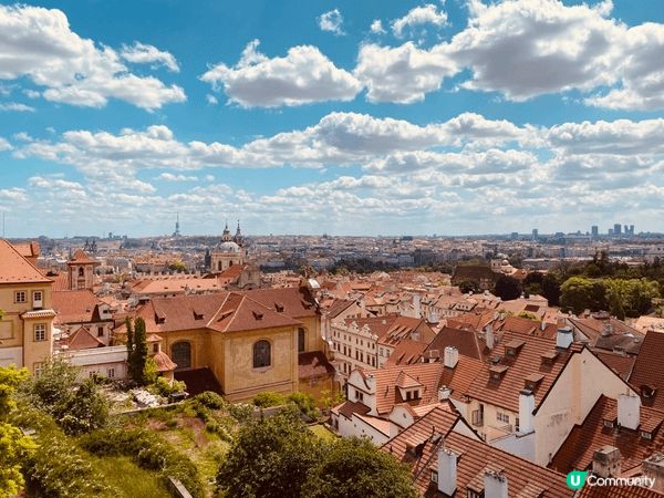 捷克布拉格是中歐最美麗、最具童話氛圍的城市之一。它被譽為「百...