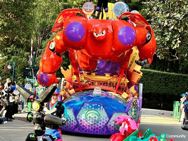 香港迪士尼二十周年花車巡遊真係唔好錯過！有色彩繽紛嘅花車、經...