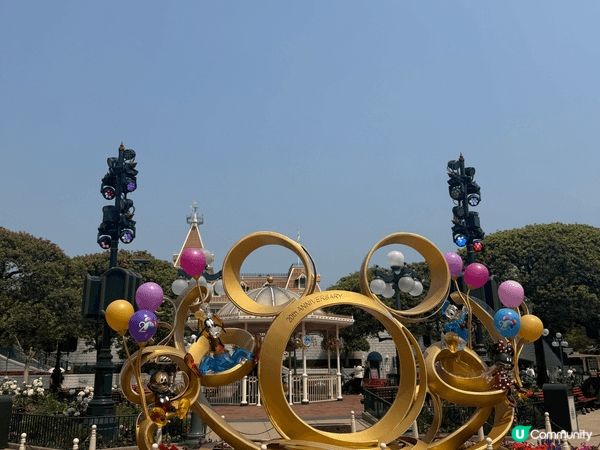 今日帶咗小朋友去迪士尼玩，小朋友玩得好開心，好興奮。20周年...
