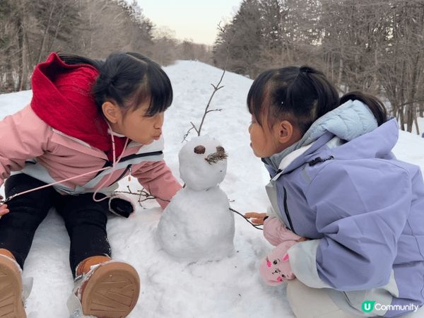 北海道雪地漫步，姊妹合力堆雪人，留下純真冬日回憶。