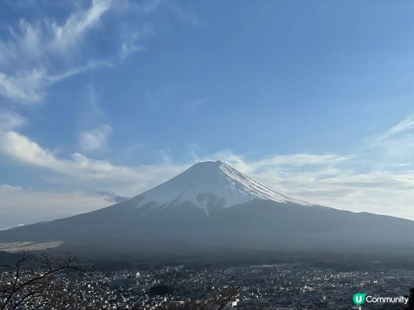 雲海繚繞，白雪映日，富士山巍峨壯麗，靜謐如詩畫境，天地永恆之...