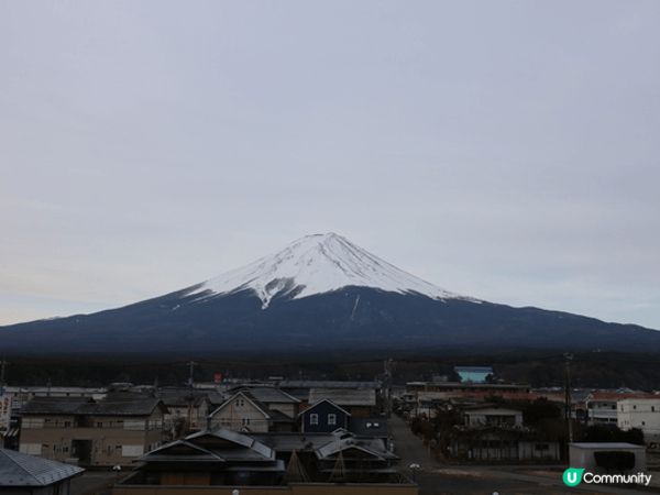 雲海繚繞，白雪映日，富士山巍峨壯麗，靜謐如詩畫境，天地永恆之...