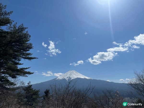 雲海繚繞，白雪映日，富士山巍峨壯麗，靜謐如詩畫境，天地永恆之...