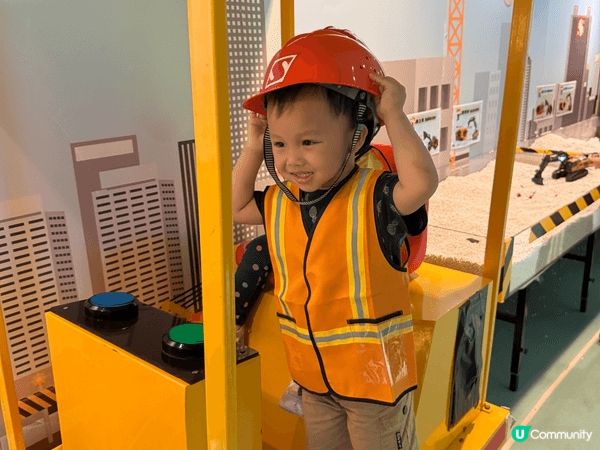 挪亞方舟有期間限定嘅職業體驗，小朋友可以著上制服扮演消防員，...