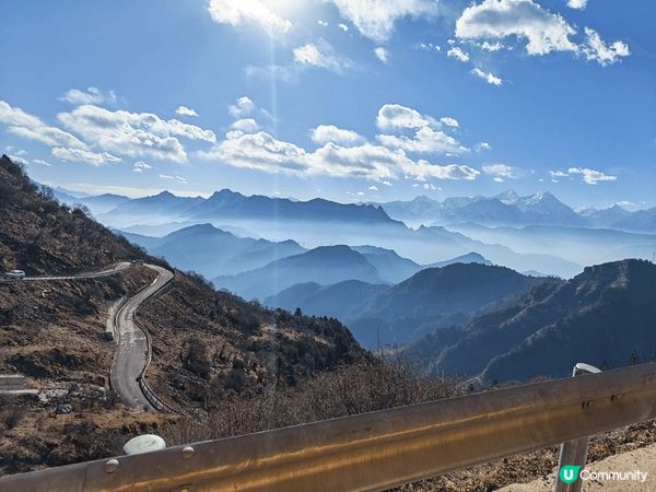 四川雅安牛背山景區的壯麗風光，包括標誌性金牛太陽雕塑、世界屋...