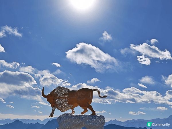 四川雅安牛背山景區的壯麗風光，包括標誌性金牛太陽雕塑、世界屋...