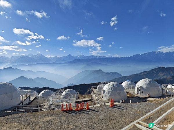 四川雅安牛背山景區的壯麗風光，包括標誌性金牛太陽雕塑、世界屋...