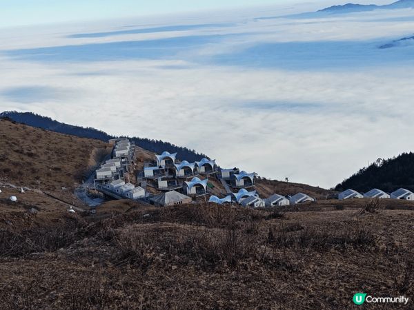 四川雅安牛背山景區的壯麗風光，包括標誌性金牛太陽雕塑、世界屋...