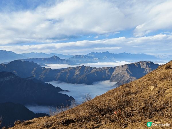四川雅安牛背山景區的壯麗風光，包括標誌性金牛太陽雕塑、世界屋...