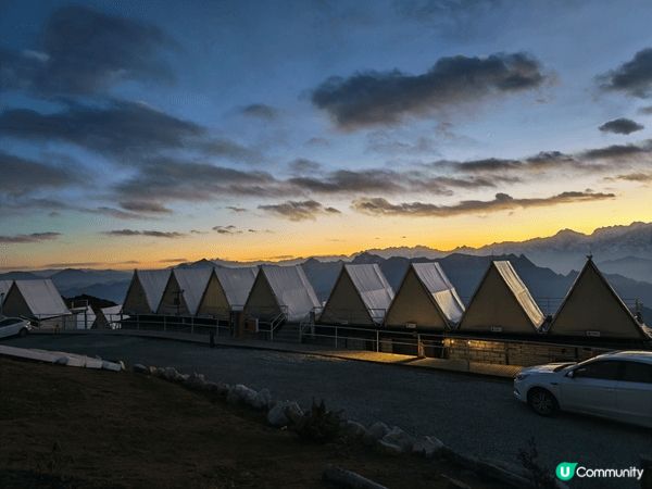 四川雅安牛背山景區的壯麗風光，包括標誌性金牛太陽雕塑、世界屋...