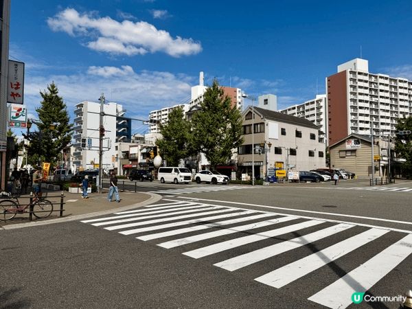 這四張圖片分別呈現了日本不同風貌：有充滿生活感的都市街景、開...