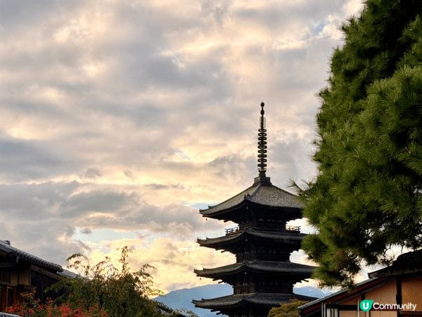 這四張圖片分別呈現了日本不同風貌：有充滿生活感的都市街景、開...