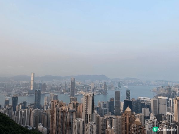 香港山頂，又叫太平山，係全港最著名嘅觀景勝地之一。由山頂俯瞰...