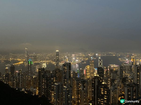 香港山頂，又叫太平山，係全港最著名嘅觀景勝地之一。由山頂俯瞰...