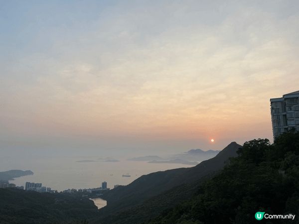 香港山頂，又叫太平山，係全港最著名嘅觀景勝地之一。由山頂俯瞰...