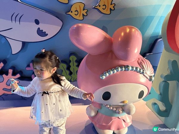 小朋友們在夢幻的 Sanrio 主題區開心探索，和可愛的角色...