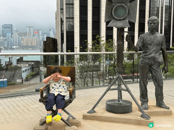 第一張：中間道遊樂場對出，可以行去海旁，一覽香港海旁景觀