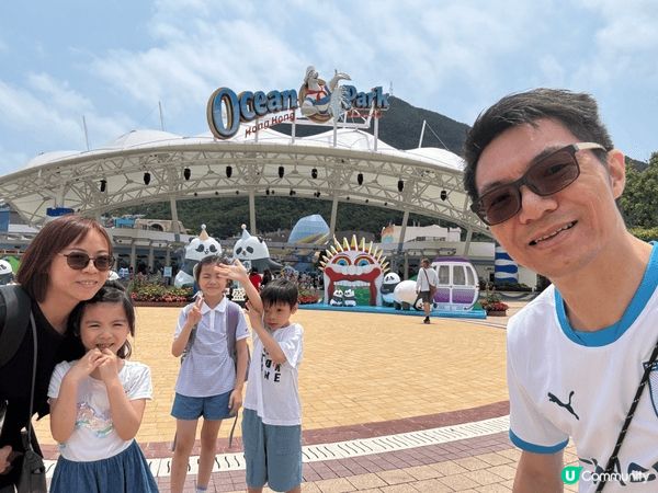 這裡是香港海洋公園，我們一家進入園區不遠便看見這個拍攝的景點...