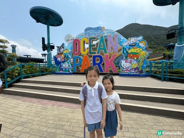 這裡是香港海洋公園，我們一家進入園區不遠便看見這個拍攝的景點...