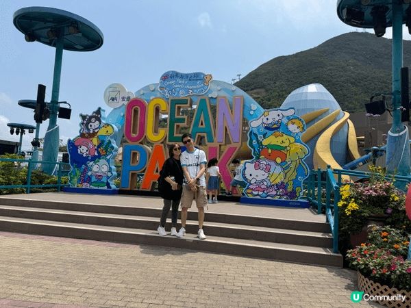 這裡是香港海洋公園，我們一家進入園區不遠便看見這個拍攝的景點...