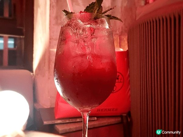 這一家是jmoon,食物多種類，飲品多選擇，命名也很有意思。...