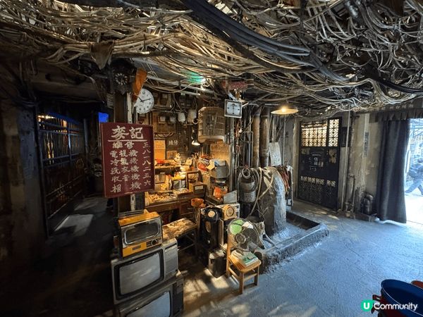 「九龍城寨光影之旅」是一個大型的電影場景展覽，在九龍城寨的歷...